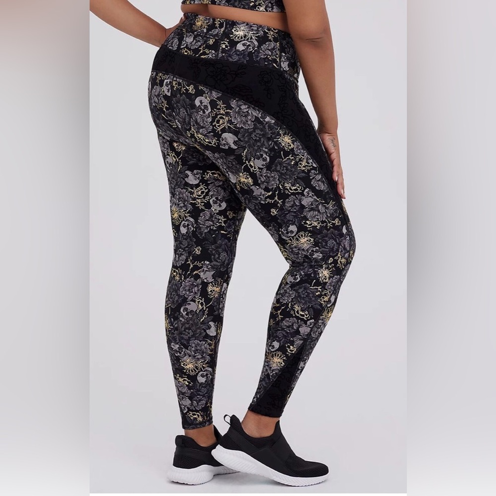 Torrid Floral & Skull Print Full-Length Leggings and Sports Bra Matching Set
